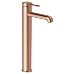 Iris høy servantkran i børstet kobber – unik overflate med varmt preg.